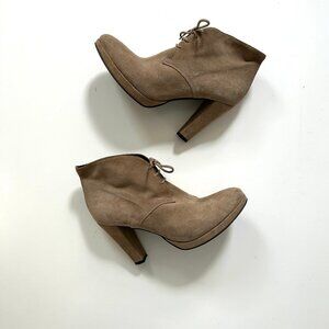 Barneys Lavorazione Artigiana Italy tan suede leather ankle boots high heels 39